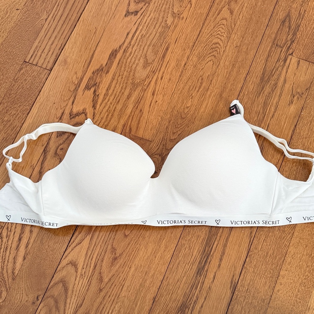 Victoria's Secret T-Shirt Lightly Lined Wireless White Bra Size 34DDD